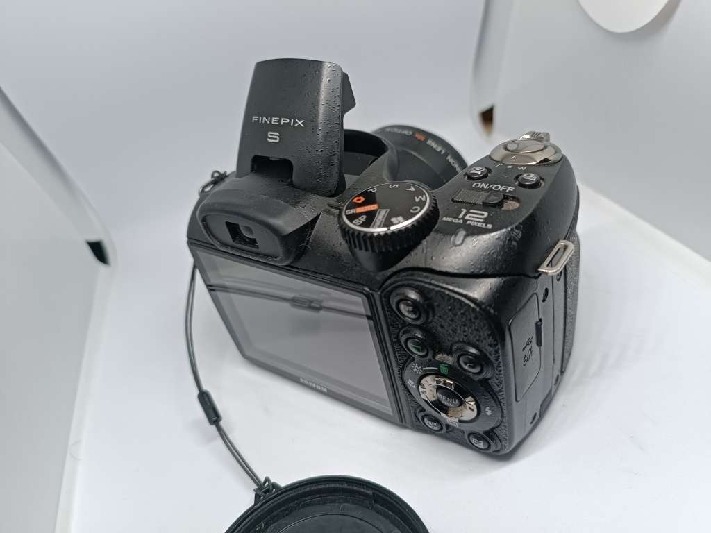 Fujifilm Finepix S - 12MP - 18x Zoom - Digital Camera (Lens error)