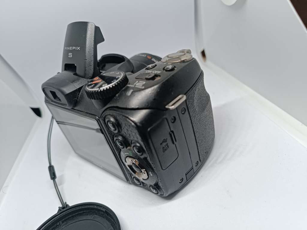 Fujifilm Finepix S - 12MP - 18x Zoom - Digital Camera (Lens error)