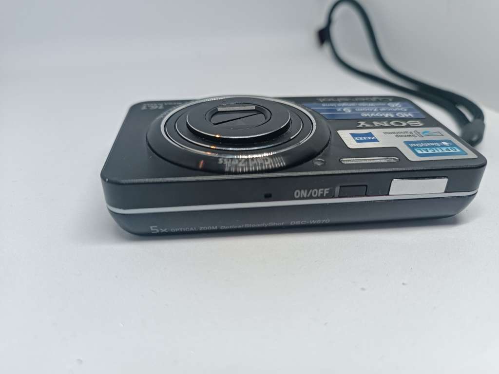 Sony CyberShot DSC W570 - 16MP - 5x Zoom - Digital Camera