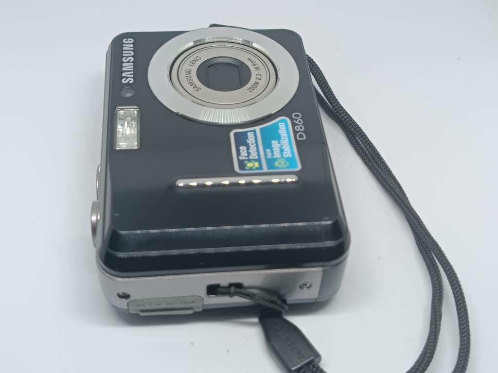 Samsung D860 - 8.1MP - 3x Zoom - Digital Camera