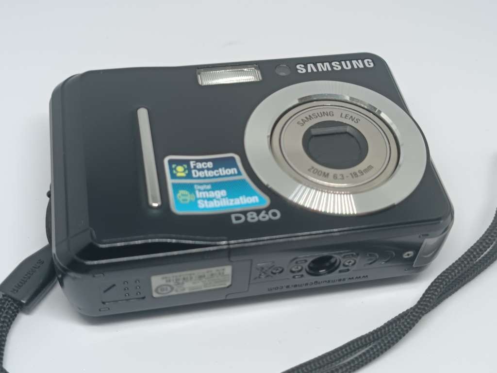 Samsung D860 - 8.1MP - 3x Zoom - Digital Camera