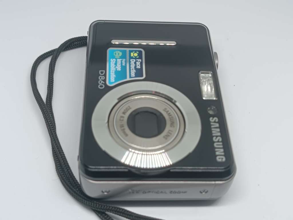 Samsung D860 - 8.1MP - 3x Zoom - Digital Camera