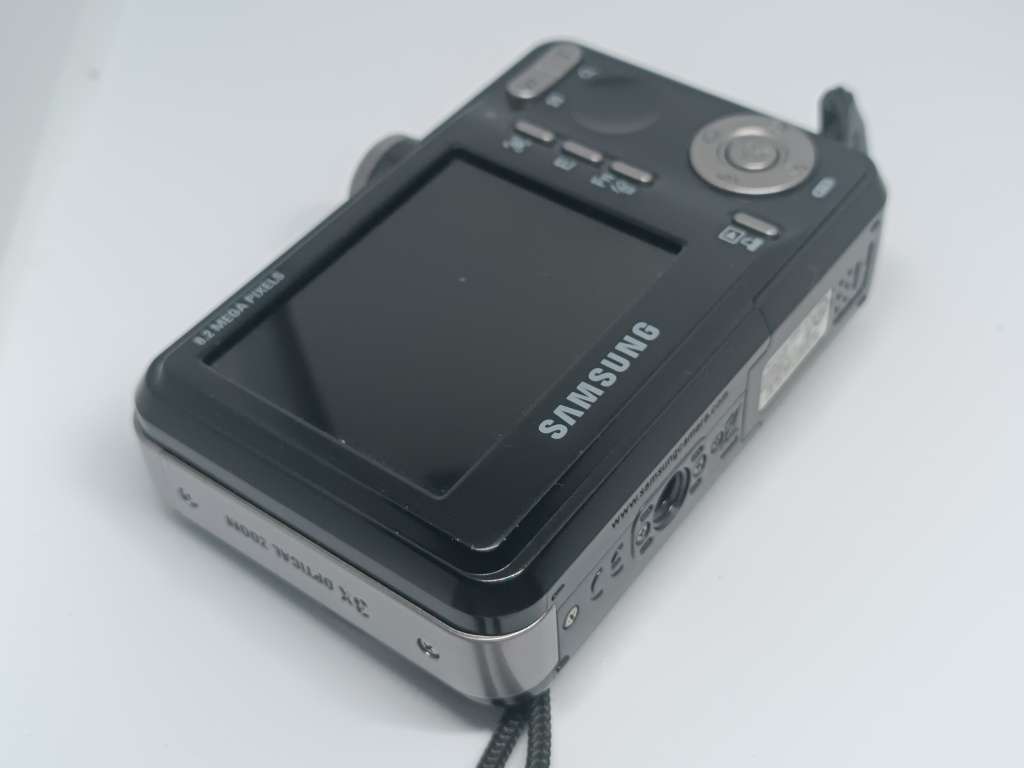 Samsung D860 - 8.1MP - 3x Zoom - Digital Camera