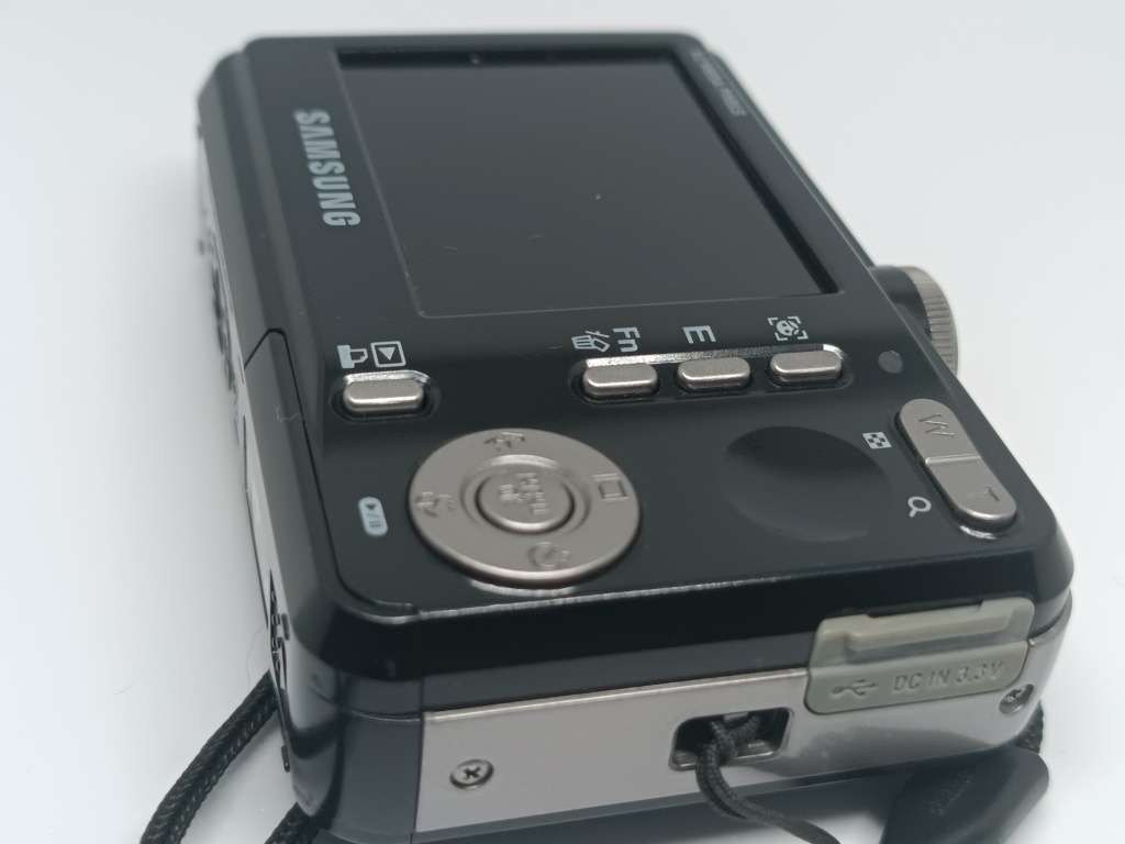 Samsung D860 - 8.1MP - 3x Zoom - Digital Camera