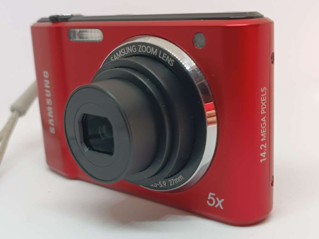 Samsung ES90 - 14.2MP - 5x Zoom - Digital Camera