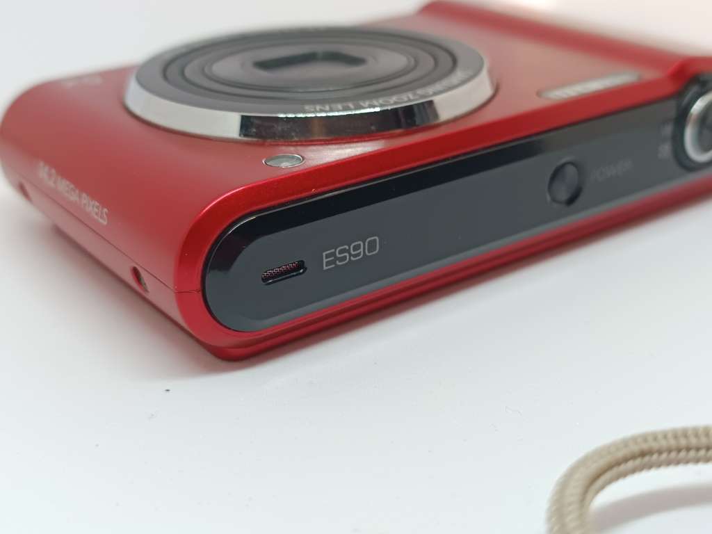 Samsung ES90 - 14.2MP - 5x Zoom - Digital Camera