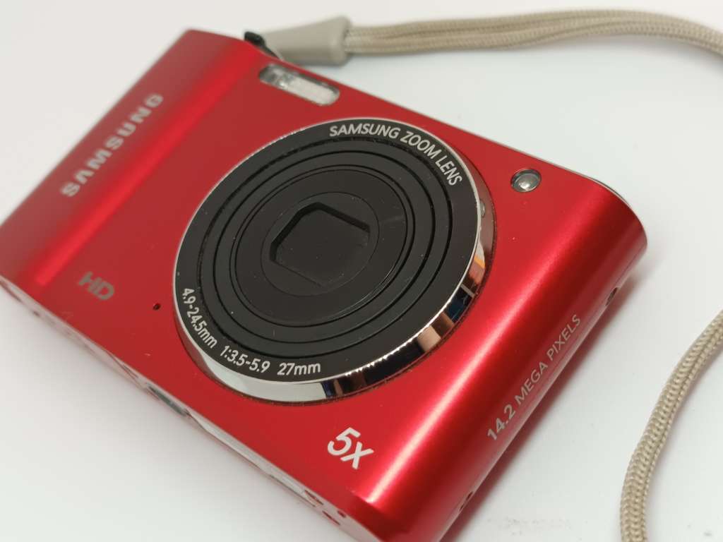 Samsung ES90 - 14.2MP - 5x Zoom - Digital Camera