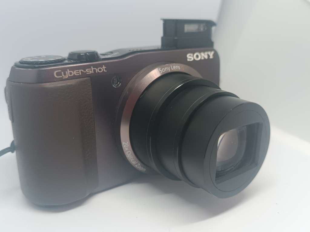 Sony DSC-HX30V - 18.2MP - 20x Zoom - Wifi Digital Camera