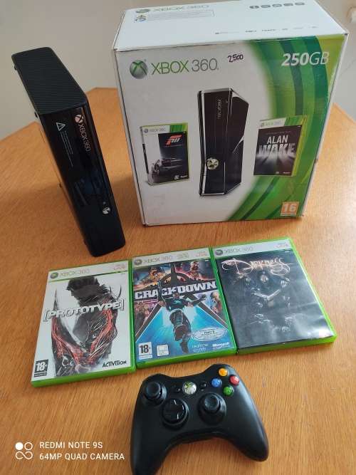 XBOX 360 WITH ORIGINAL BOX IN CLEAN CONDITION