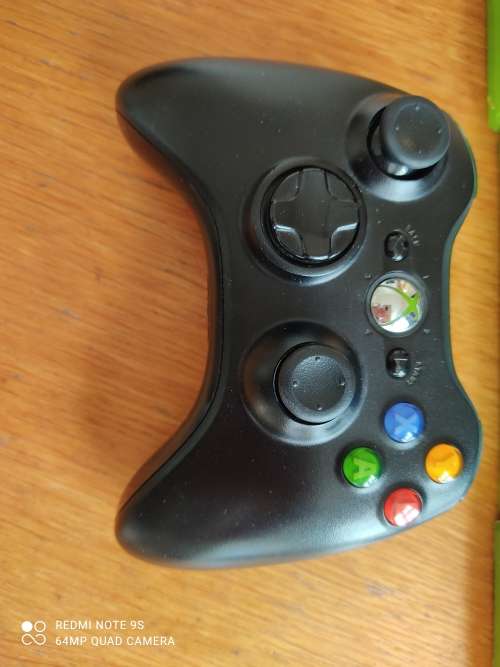 XBOX 360 WITH ORIGINAL BOX IN CLEAN CONDITION
