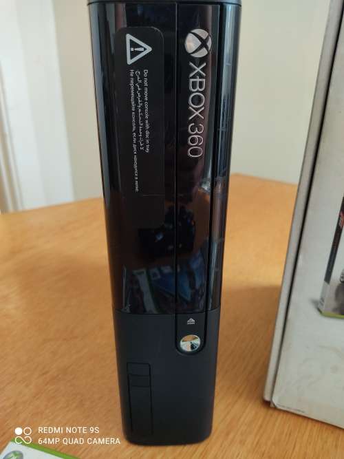 XBOX 360 WITH ORIGINAL BOX IN CLEAN CONDITION