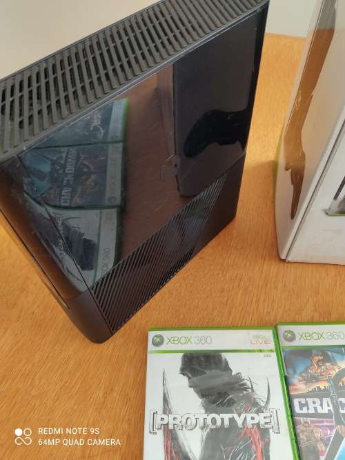 XBOX 360 WITH ORIGINAL BOX IN CLEAN CONDITION