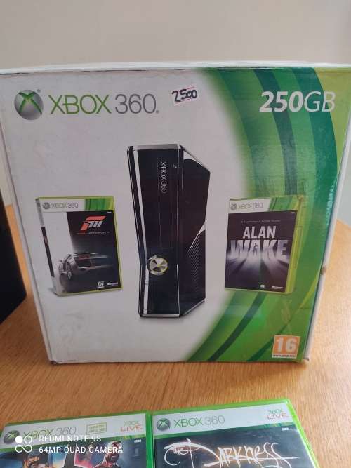 XBOX 360 WITH ORIGINAL BOX IN CLEAN CONDITION