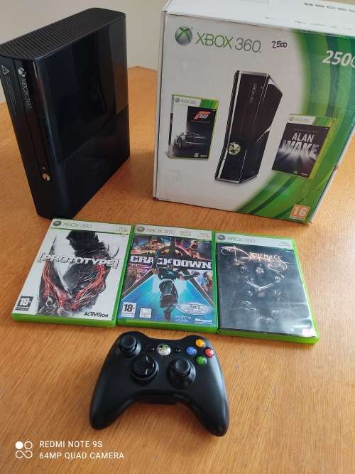 XBOX 360 WITH ORIGINAL BOX IN CLEAN CONDITION