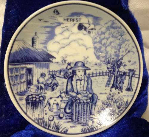 "HERFEST"DELFT OUDE MOLEN FABRIEK B.V. -BACK SIGN M DELFT HOLLAND- PLATE- DUTCH BEAUTY LADY