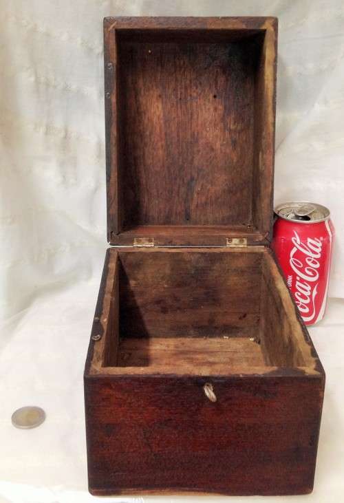 VINTAGE  *WOOD BOX  *HINGES*BRASS HANDLE* CATCH!!GREAT COUNTRY HOME DECOR!!!L@@Kat all my LISTINGS