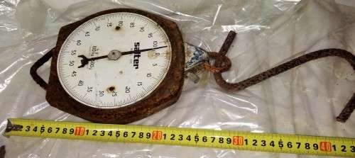vtg SCALE SALTER**Rusted**Not working**FOR DISPLAY ONLY**!!!GREAT COUNTRY HOME AND KITCHEN DECOR!!!!