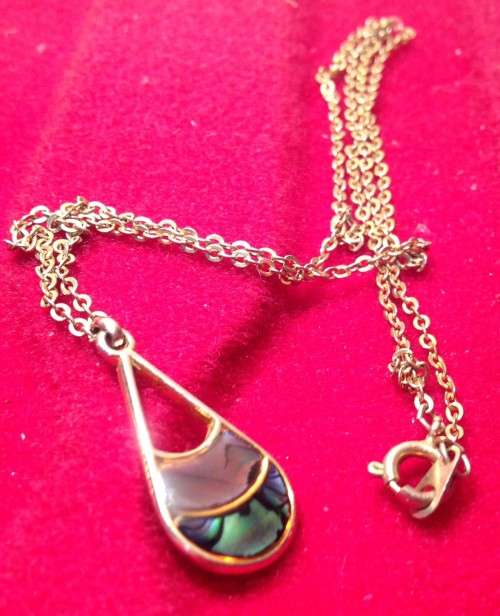 NECKLACE- SMALL TEAR DROP SHAPE  PAU SHELL  PENDANT*  CHAIN GOLD TONE METAL