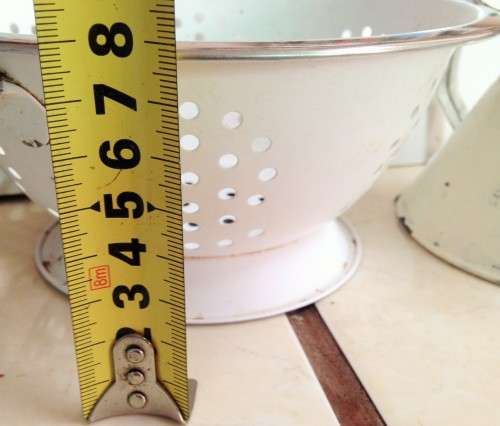 WHITE ENAMEL SIEVE DRAINAGE holes+SMALL METAL JUG !!!GREAT COUNTRY HOME DECOR !!!