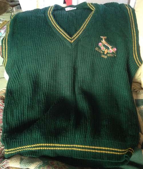 SLEEVELESS SWEATERhasEMBLEMofSOUTH AFRICA 1995 WORLD CUP RUGBY+2BOOKs*L@KatMyBUY NOWitems*NO WAIT