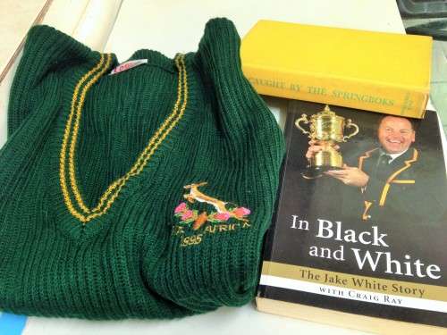 SLEEVELESS SWEATERhasEMBLEMofSOUTH AFRICA 1995 WORLD CUP RUGBY+2BOOKs*L@KatMyBUY NOWitems*NO WAIT