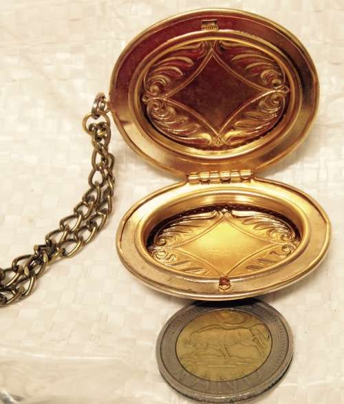 Locket +chain *GREAT COUNTRY HOME DECOR*L@@KatMyBUY NOWitems*NO WAITING