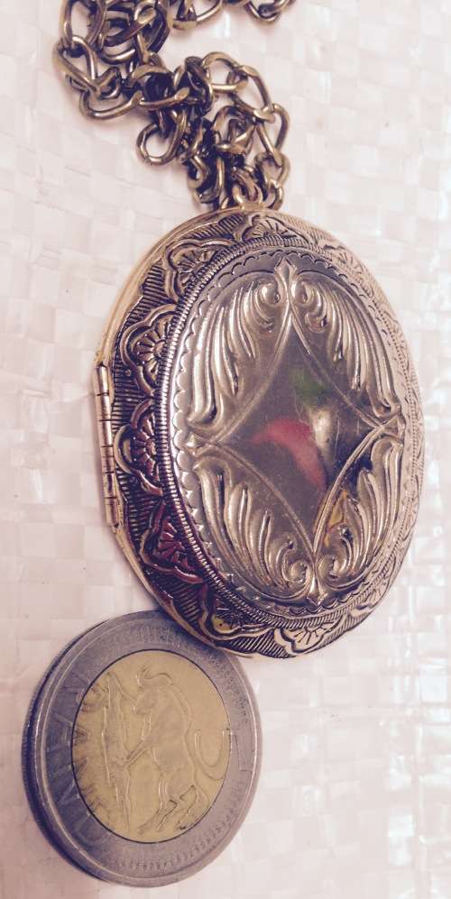 Locket +chain *GREAT COUNTRY HOME DECOR*L@@KatMyBUY NOWitems*NO WAITING
