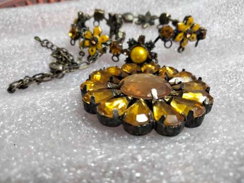 Necklace - CLOISONNE FLOWER big AMBER CRYSTALS GOLD TONE METAL