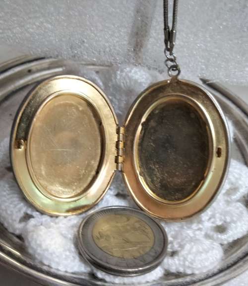 Unusual Necklace LOCKET hinged +Chain 2 tone metal outside embossed design+ silver inside gilt