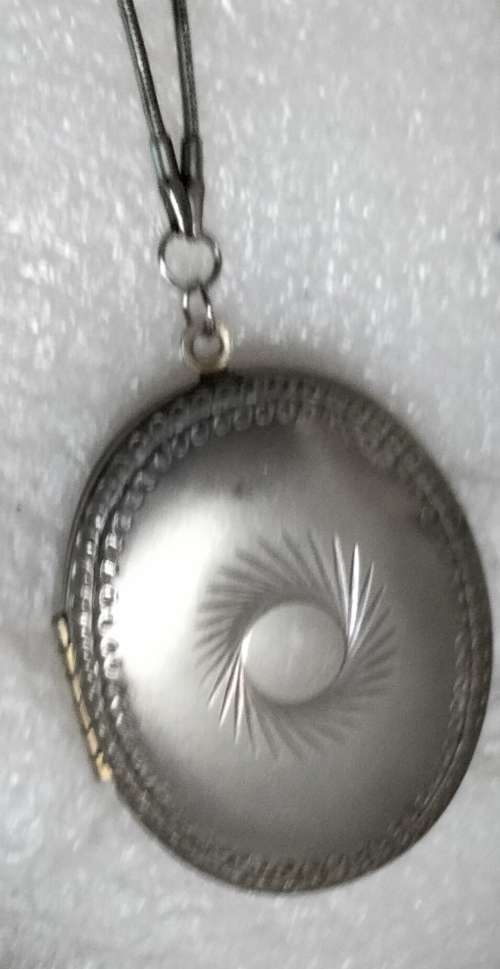Unusual Necklace LOCKET hinged +Chain 2 tone metal outside embossed design+ silver inside gilt