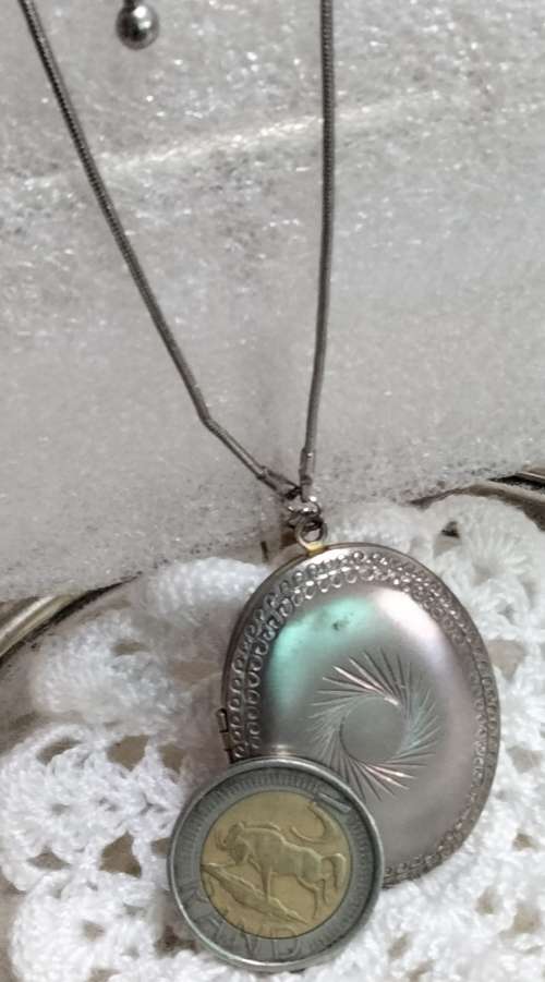 Unusual Necklace LOCKET hinged +Chain 2 tone metal outside embossed design+ silver inside gilt