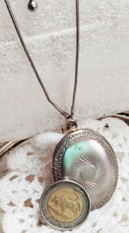 Unusual Necklace LOCKET hinged +Chain 2 tone metal outside embossed design+ silver inside gilt