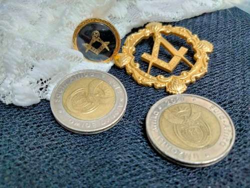 MASONIC PENDANT gold Tone metal + only 1 cuff link LOOK At My BUY NOW Items NO WAITING
