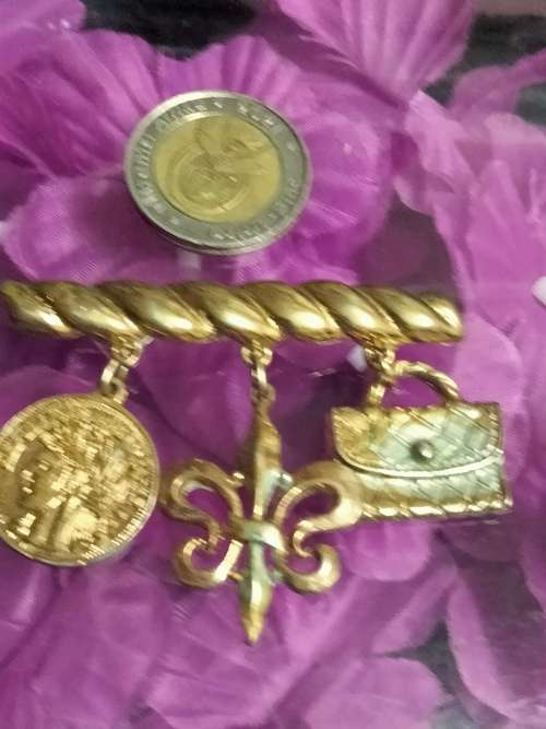 BROOCH Vintage French-Bar with 3 Charms on French 1Fleur de lys 1 medallion head on 1 hand bag