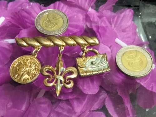 BROOCH Vintage French-Bar with 3 Charms on French 1Fleur de lys 1 medallion head on 1 hand bag