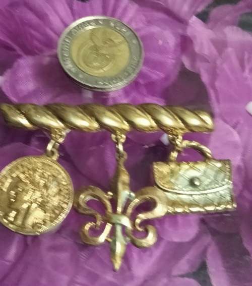 BROOCH Vintage French-Bar with 3 Charms on French 1Fleur de lys 1 medallion head on 1 hand bag