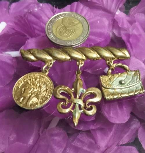 BROOCH Vintage French-Bar with 3 Charms on French 1Fleur de lys 1 medallion head on 1 hand bag
