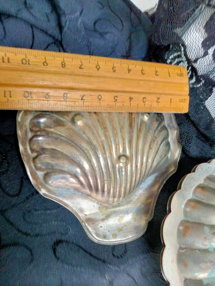9 items 2 EPNS Clam shell Butter Dishes +1 frosted Glass inner+6 Cocktail forks LOOK At My BUY NOW