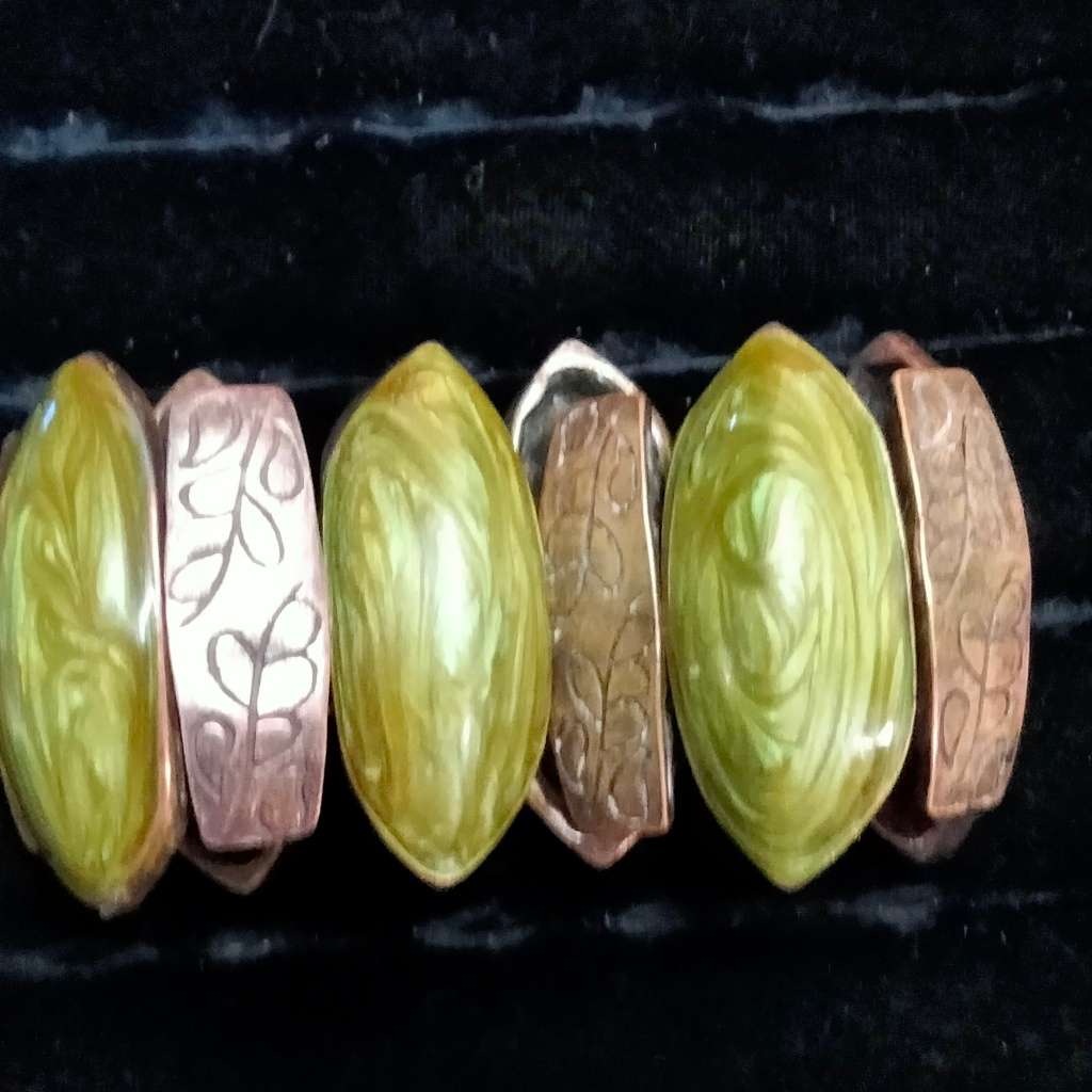 Bracele Stretch Links metal Gothic trimComposite Greene+ silver metal trim+Oblong metal has flowers