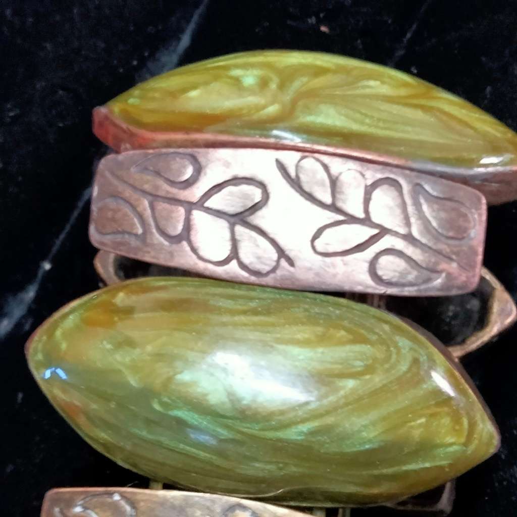 Bracele Stretch Links metal Gothic trimComposite Greene+ silver metal trim+Oblong metal has flowers