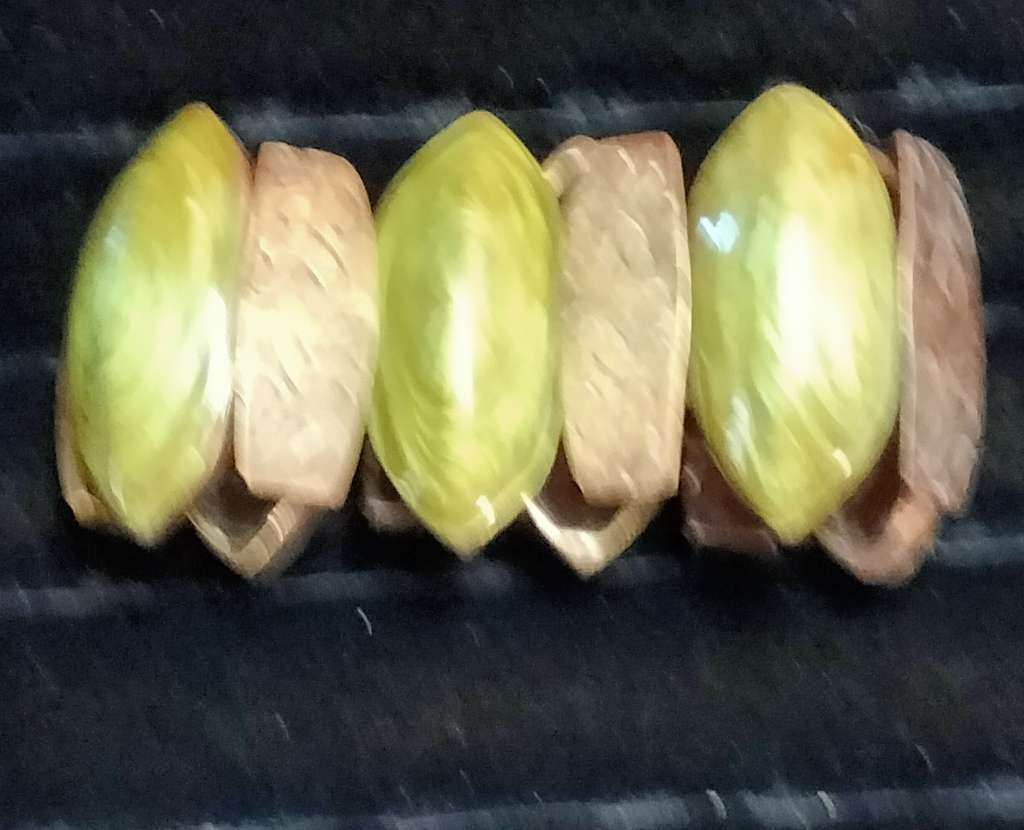 Bracele Stretch Links metal Gothic trimComposite Greene+ silver metal trim+Oblong metal has flowers