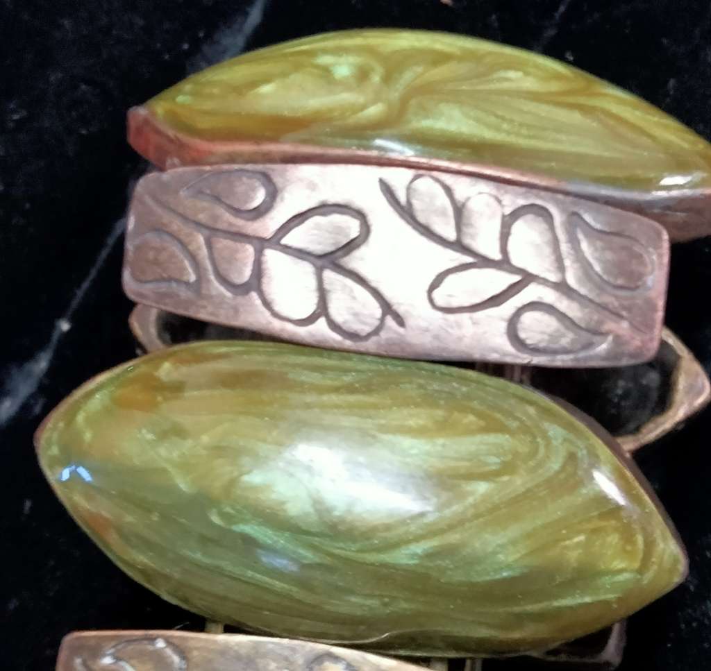 Bracele Stretch Links metal Gothic trimComposite Greene+ silver metal trim+Oblong metal has flowers