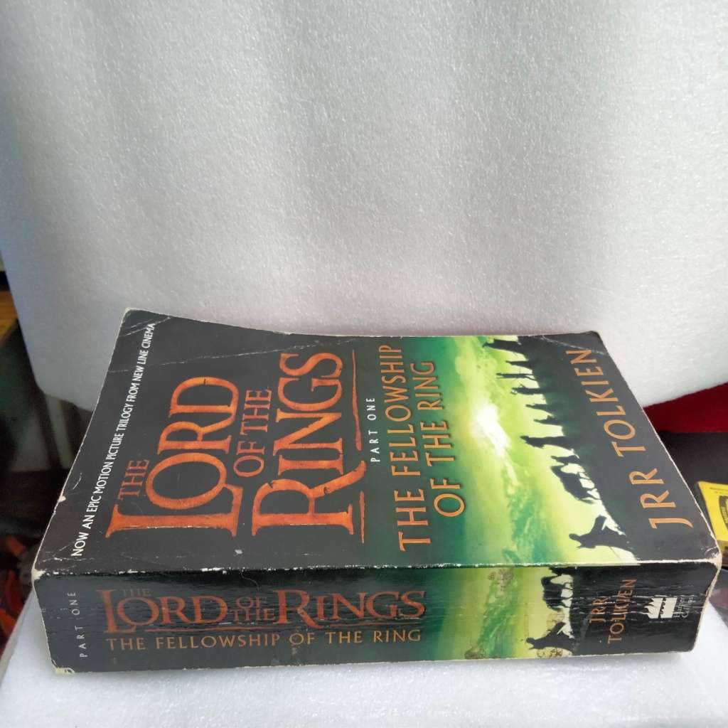 Book Lord of the Rings -fellowship of the rings -JRR Tolkien this film tie-in edition 2001 pre-owned