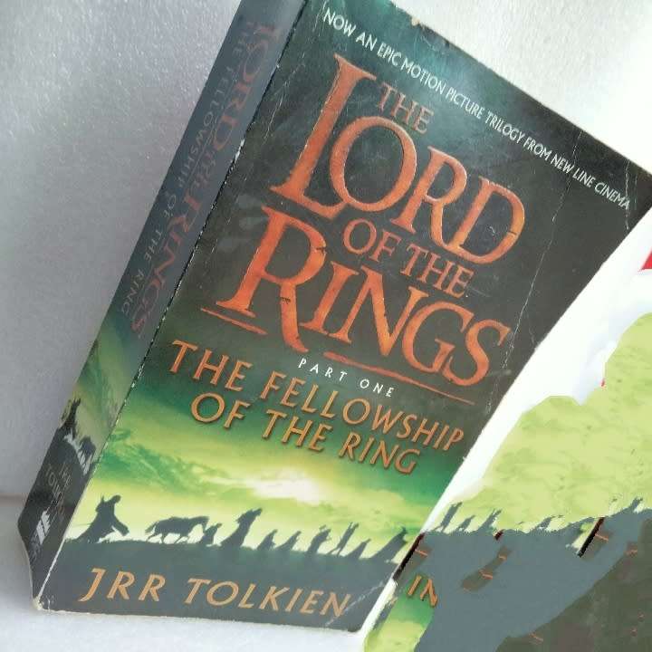 Book Lord of the Rings -fellowship of the rings -JRR Tolkien this film tie-in edition 2001 pre-owned
