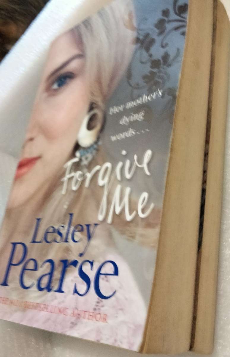 Book  LESLEY PEARSE - STOLEN +  FORGIVE ME Soft cover pre-owned