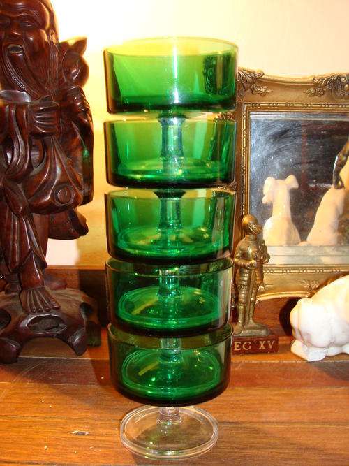 5 VINTAGE  GREEN STACKABLE  GLASSES     !!!! GREAT COUNTRY KITCHEN DECOR!!!!