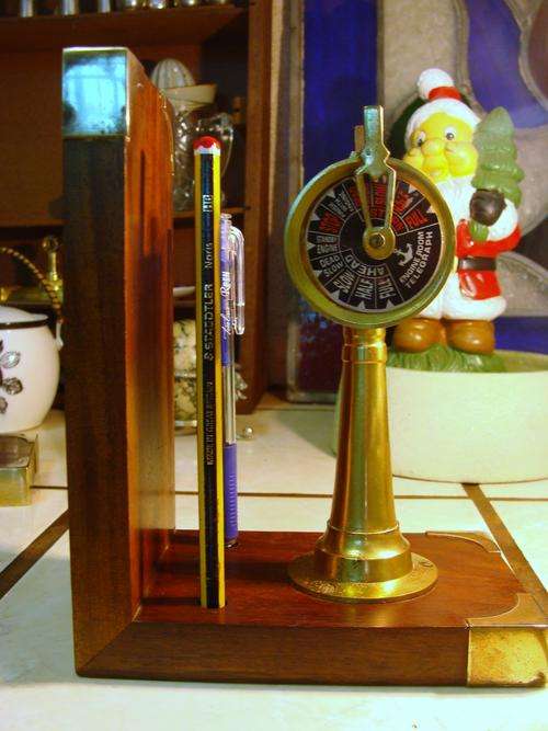 SHIPS WHEEL BRASS ON WOODEN BASE/ BRASS TRIM +HOLES IN FOR PENS** FAB PRESENT*****EXQUISITE*******