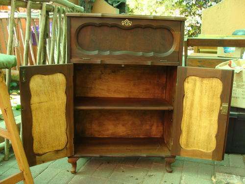 AN EXQUISITE VINTAGE QUEEN ANNE DRINK/DESK CABINET WITH STUNNING DETAIL!!!!
