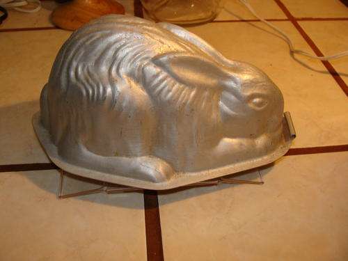 ALUMINIUM ~BUNNY JELLY  MOULD ~MAKERS MARK SWAN  BRAND( ALUMINIUM) GORGEOUS