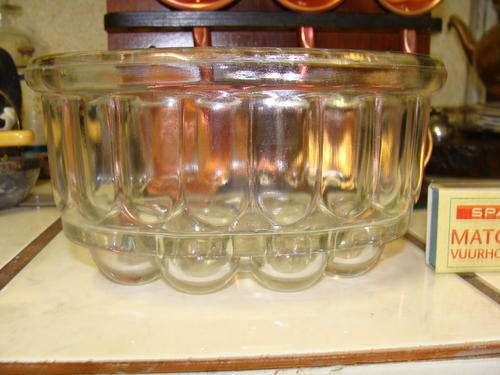 LOVELY VINTAGE GLASS JELLY MOULD BOWL-MOST BEAUTIFUL THING TO MAKE JELLY IN Kids just love it